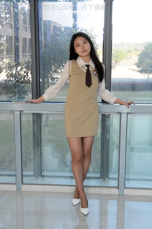 爱月下 NO.003 恰恰超级喜欢这套服装，就是领带小了一点！ - 爱月下